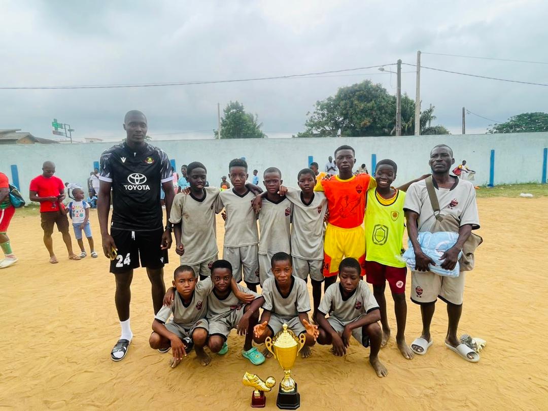 Équipe championne posant avec la coupe et le soulier d'or