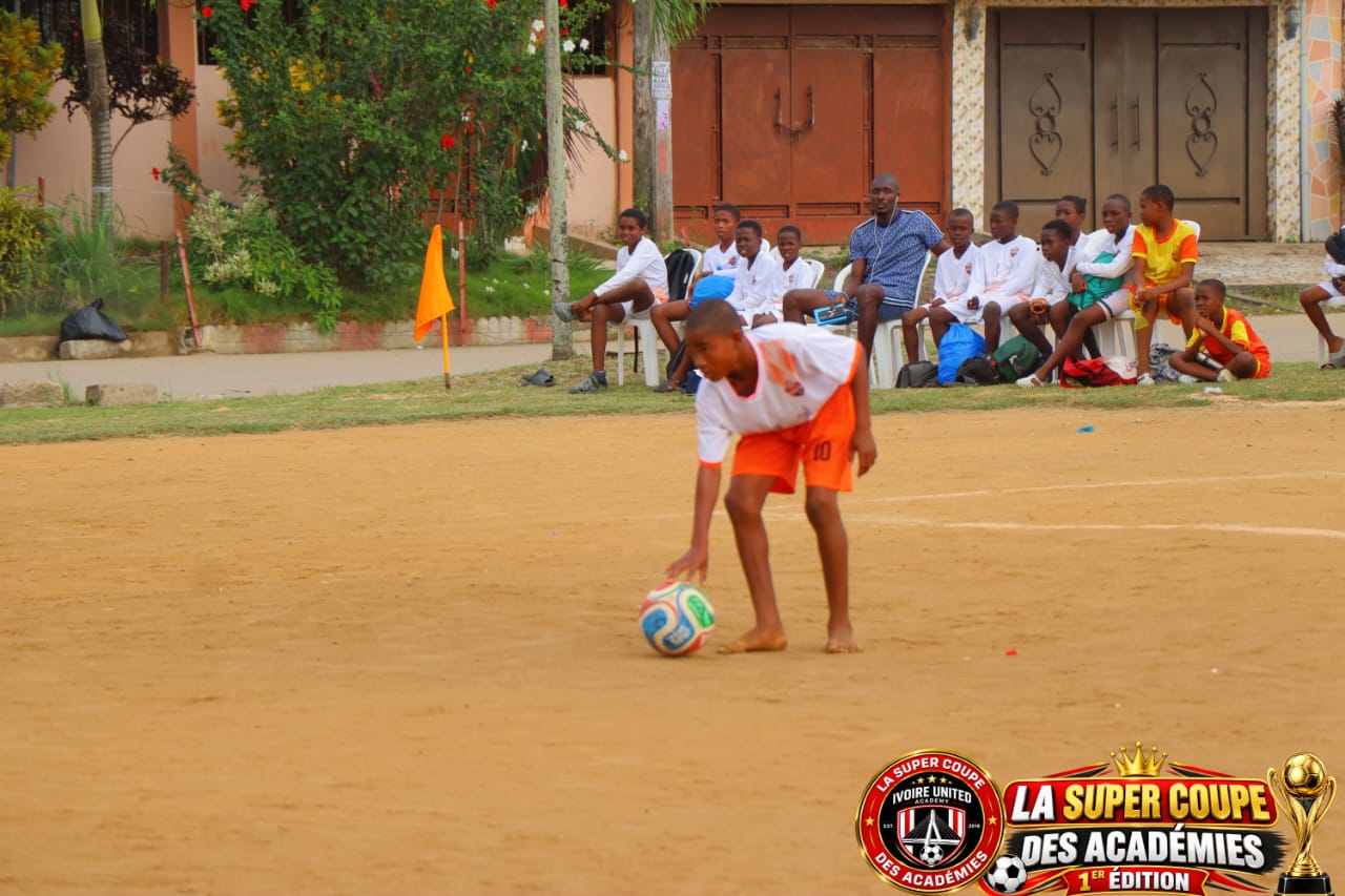 Jeune joueur n°10 prêt à frapper le ballon