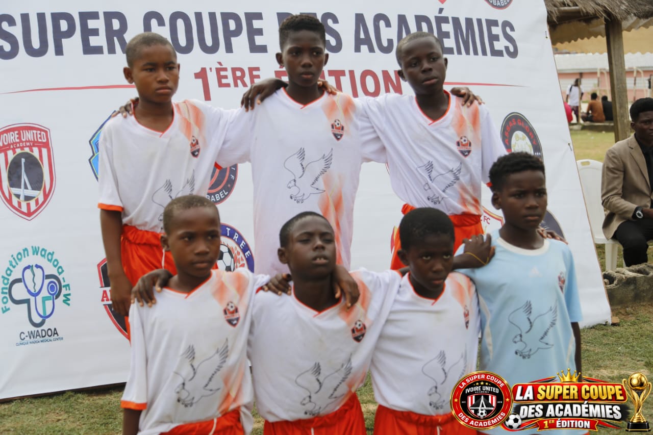 Groupe de six jeunes joueurs devant une bannière officielle