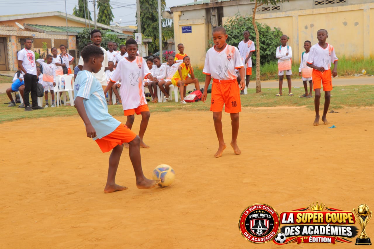Jeune joueur en bleu qui dribble le ballon
