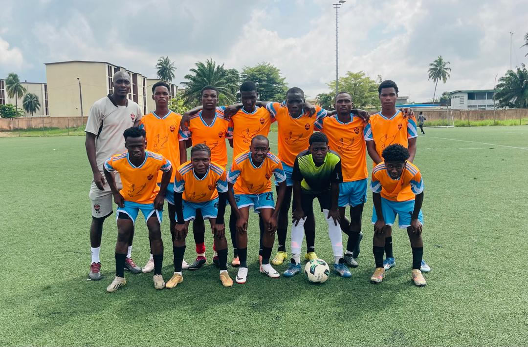 Équipe seniors U23 en maillot orange sur gazon