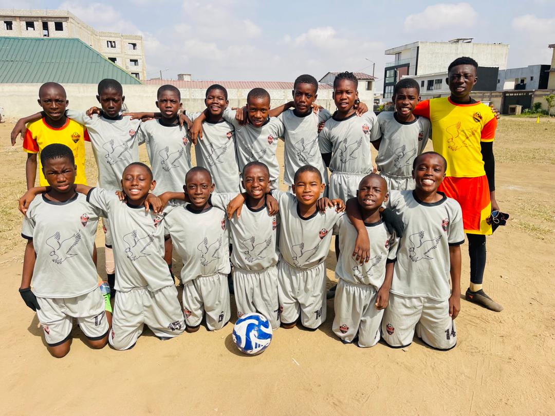 Jeunes joueurs en maillot gris avec le ballon