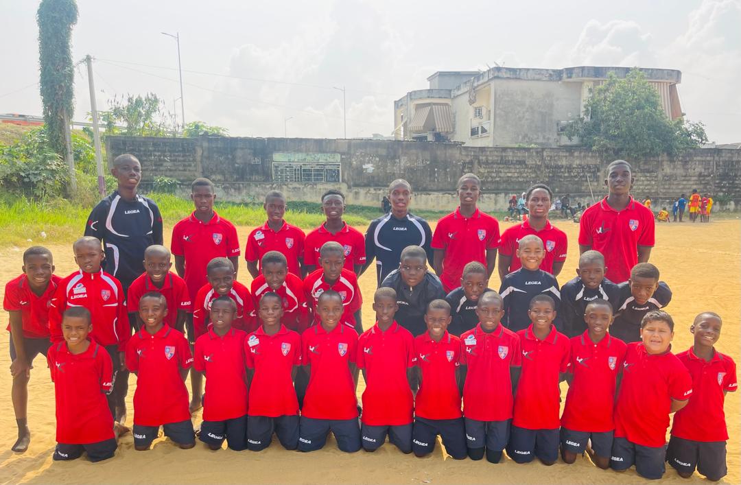 Photo de groupe de l'académie sur le terrain