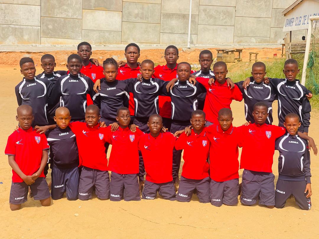 L'équipe de l'académie ADCTM FC posant sur le terrain