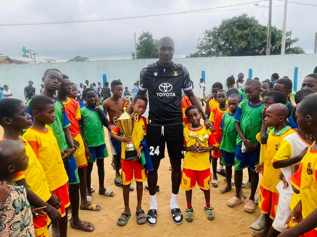 Jeunes joueurs de l'académie avec leur trophée